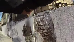 Imágenes impactantes: amenazaba con un cuchillo a los vecinos y la Policía lo detuvo con una Taser