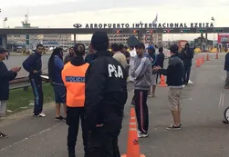 Gendarmería llegó a la Autopista Ricchieri y se enfrenta con trabajadores de Cresta Roja