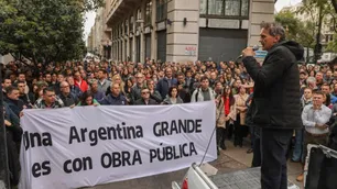El Gobierno volvió a realizar otro "paro activo" con trabajadores en defensa de la obra pública