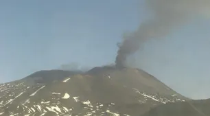 Entró en erupción el volcán Etna en Sicilia, el más grande de los activos en Europa