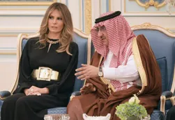 Melania Trump no usó velo en su visita a Arabia Saudita y despertó críticas