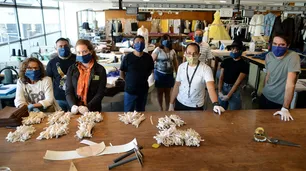 FOTOS | En el Colón, el Cervantes y el San Martín ahora también se confeccionan barbijos
