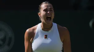 Aryna Sabalenka reveló que mantiene charlas motivacionales con un ex número uno del tenis para “mejorar en todo”