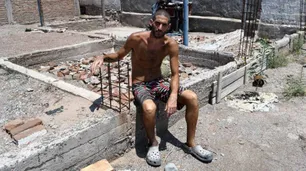 Se cree gato, mató a su madre y a su tía, y ahora quiere suicidarse porque lo bañan