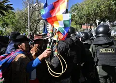 Disturbios en Bolivia: hubo golpes y empujones entre militantes de Evo Morales y Luis Arce