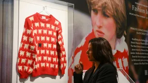 Subastaron un icónico suéter con una oveja negra usado por Lady Di a 1,1 millones de dólares