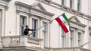 Tensión en la embajada de Irán en Londres: un manifestante izó la bandera preislámica durante una protesta contra el régimen