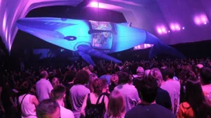 Fuerza Bruta continúa en vacaciones de invierno con AVEN, un lugar sin piso