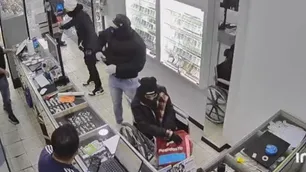 El ladrón de la silla de ruedas: simuló una discapacidad, entró con sus cómplices a una joyería y se robó todo