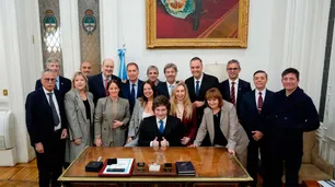 Javier Milei y su Gabinete fueron al Congreso para apoyar a Manuel Adorni: video con la canción de Rocky