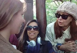 En la casa de Cristina se agrupan turistas que esperan para saludarla