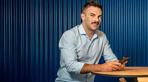 Quién es Ariel Sbdar, el CEO de Cocos Capital, abucheado por estudiantes en el Movistar Arena