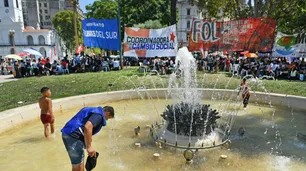 Piqueteros vuelven a los cortes y arman una marcha