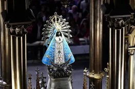 Mantos sagrados: el rito de vestir a la Virgen de Luján y qué se hace con sus telas