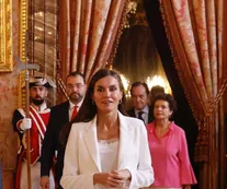 Letizia Ortiz eligió un look total white para visitar a la selección femenina de fútbol