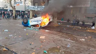 “Son unos hijos de...”: manifestantes dieron vuelta y quemaron un auto de Cadena 3 en las inmediaciones del Congreso