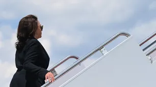 Un problema técnico en pleno vuelo hizo temblar y rezar a Kamala Harris