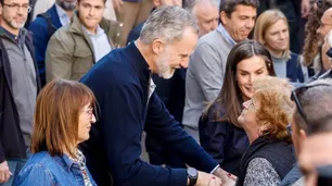 En la primera visita los habían agredido: qué pasó con los reyes de España en su regreso a las zonas que se inundaron