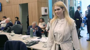 El militante de Revolución Federal expulsado del Congreso dijo que Lillia Lemoine lo invitó pero la diputada lo negó