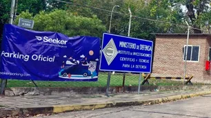 Denuncian a Luis Petri por usar un predio del Ministerio de Defensa como "parking" de un recital de rock