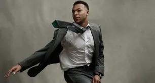 Mbappé posó para Vanity Fair con looks urbanos, joyas de lujo y una estética cinematográfica