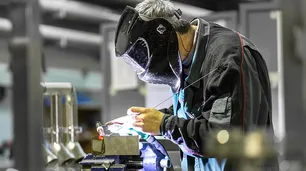 El repunte aún no rescata a la industria, que todavía destruye puestos de trabajo