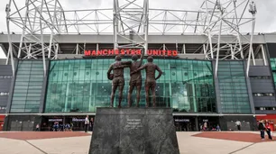 Manchester United prevé ingresos récord y la familia Glazer duda sobre su venta