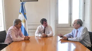 Guillermo Francos, Luis "Toto" Caputo y Nicolás Posse hacen números para destrabar la "Ley Bases"