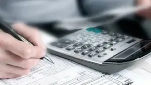El consumo no repunta: el IVA relacionado a lo comercial registró una caída de la recaudación en el intermensual
