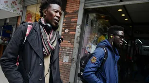 Dos senegaleses radicados en Argentina hacen una obra para volver a su país