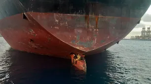 Inmigrantes procedentes de Nigeria viajaron 11 días en el timón de un petrolero y no murieron de milagro