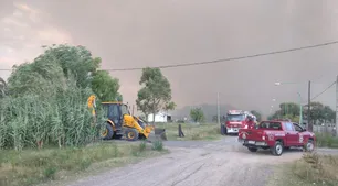 Incendio en Punta Lara: el fuego no da tregua y La Palta amaneció cubierta de “ceniza”