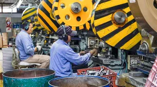 La industria acelera despidos por los sobrecostos energéticos que el Gobierno no quiere absorber