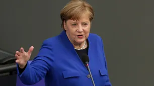 Merkel acusa a Rusia de un “escandaloso” espionaje y amenaza con represalias