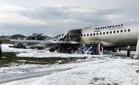 Impactante video desde adentro del avión incendiado en Moscú