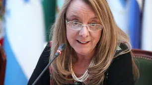 Denunciaron a Alicia Kirchner por el hallazgo de leche vencida e insumos para el Covid en un depósito de la gobernación