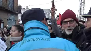 Video: docentes reclamaron por la inseguridad y terminaron enfrentándose a la Policía en Villa Fiorito