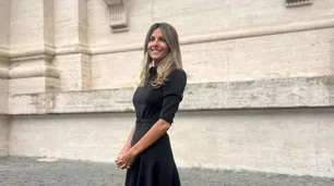 El vestir no conoce grietas: la diseñadora de CFK y Fabiola Yañez vistió a María Belén Ludueña para su visita al Papa