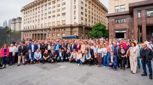 Intendentes de todo el país fueron a reclamarle a Caputo por el precio de la nafta