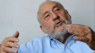 El Nobel Stiglitz hará enojar al 'nobel' Milei: "Argentina está en la puerta de otra crisis"