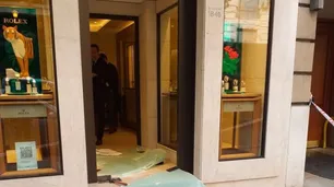 Detuvieron a dos ladrones que robaron una joyería y escaparon a los mazazos