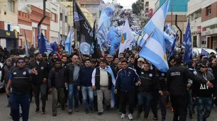 Arde Chubut: docentes y estatales cortan rutas y petroleros se movilizan