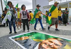 Bolsonaro cae en la última encuesta, pero mantiene una gran ventaja