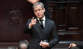Un senador aliado contra Manuel Adorni: "Yo lo hubiese separado de inmediato del cargo"