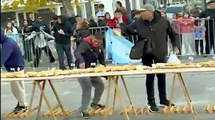 Descontrol en Avellaneda por el sándwich de matambre a la pizza gigante: derribaron vallas para llevarse porciones
