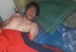 Video | Encontró a su novio durmiendo con una amiga y los escrachó