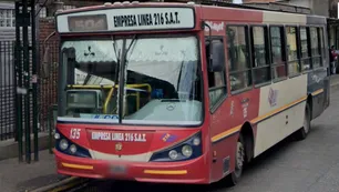 Un pasajero noqueó a un chofer de la línea 216 y el colectivo chocó contra un auto