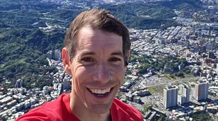 Alex Honnold lo hizo: escaló sin equipo ni red el edificio más alto de Taiwán, 101 pisos y más de 500 metros