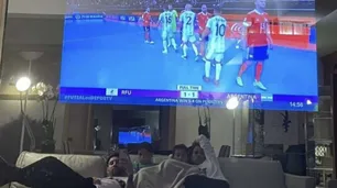 Cuánto vale el televisor que uso Messi en la foto donde apareció con a su mujer y sus hijos mirando un partido de futsal