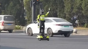 China desplegó robots humanoides con inteligencia artificial para controlar el tráfico